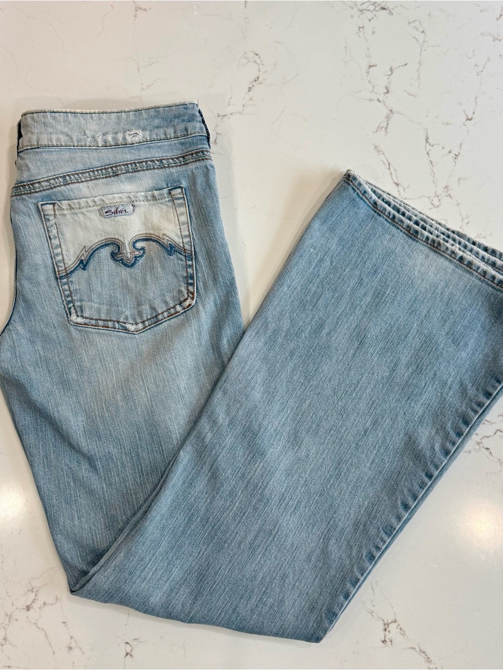 Women's Vintage Silver Jeans Bootcut with Signature Pocket Stitch Size 32/35